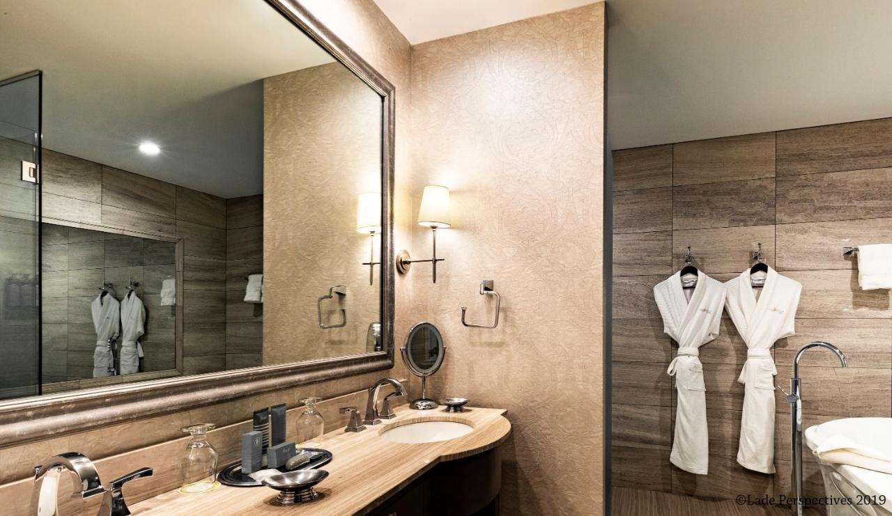 La Banque Hotel Homewood Bagian luar foto