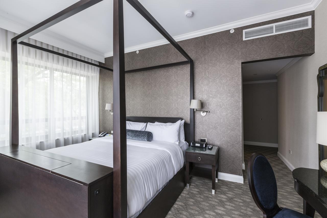 La Banque Hotel Homewood Bagian luar foto
