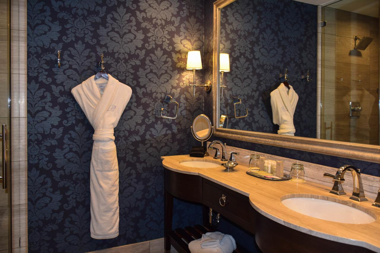 La Banque Hotel Homewood Bagian luar foto