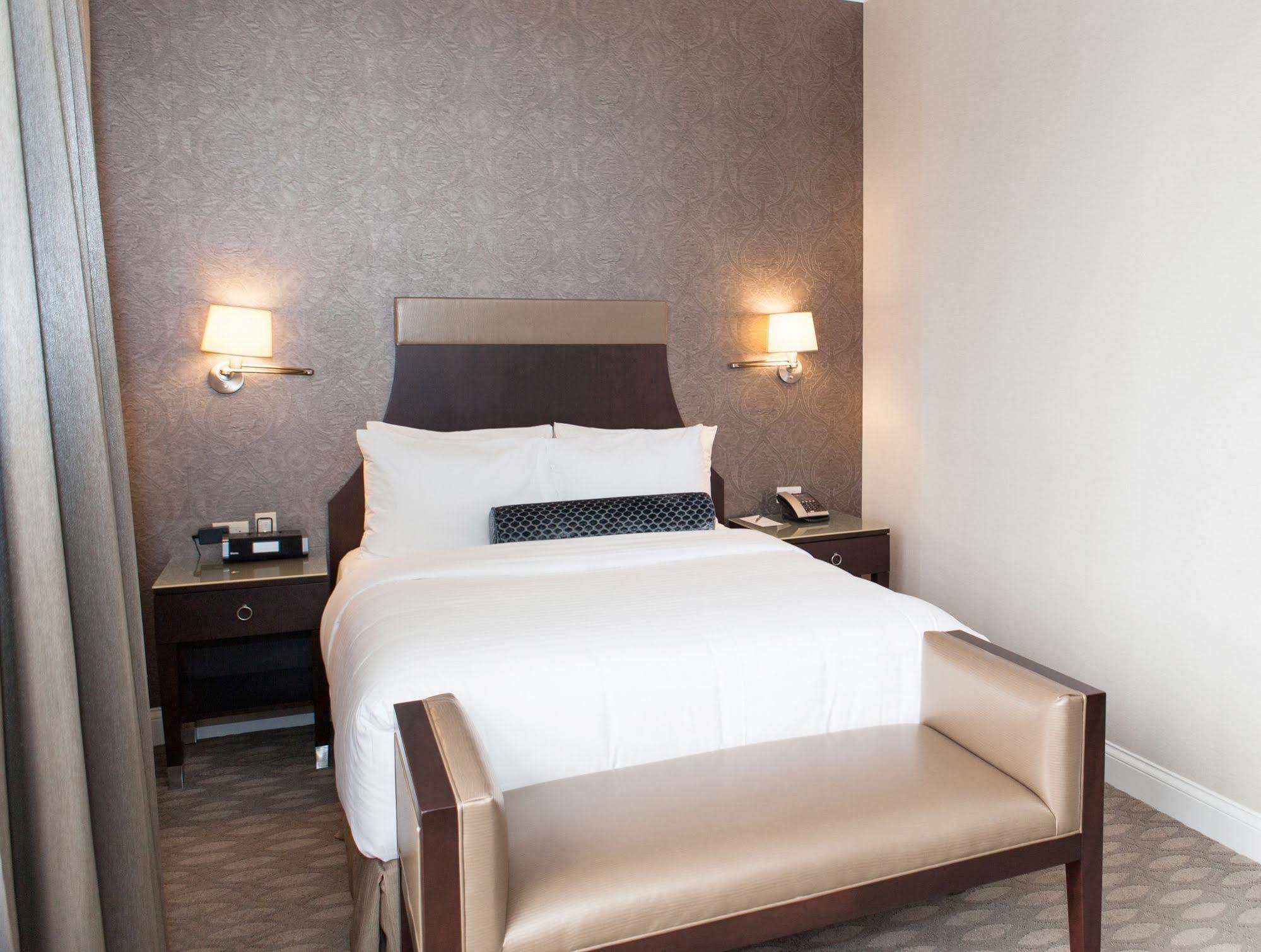 La Banque Hotel Homewood Bagian luar foto