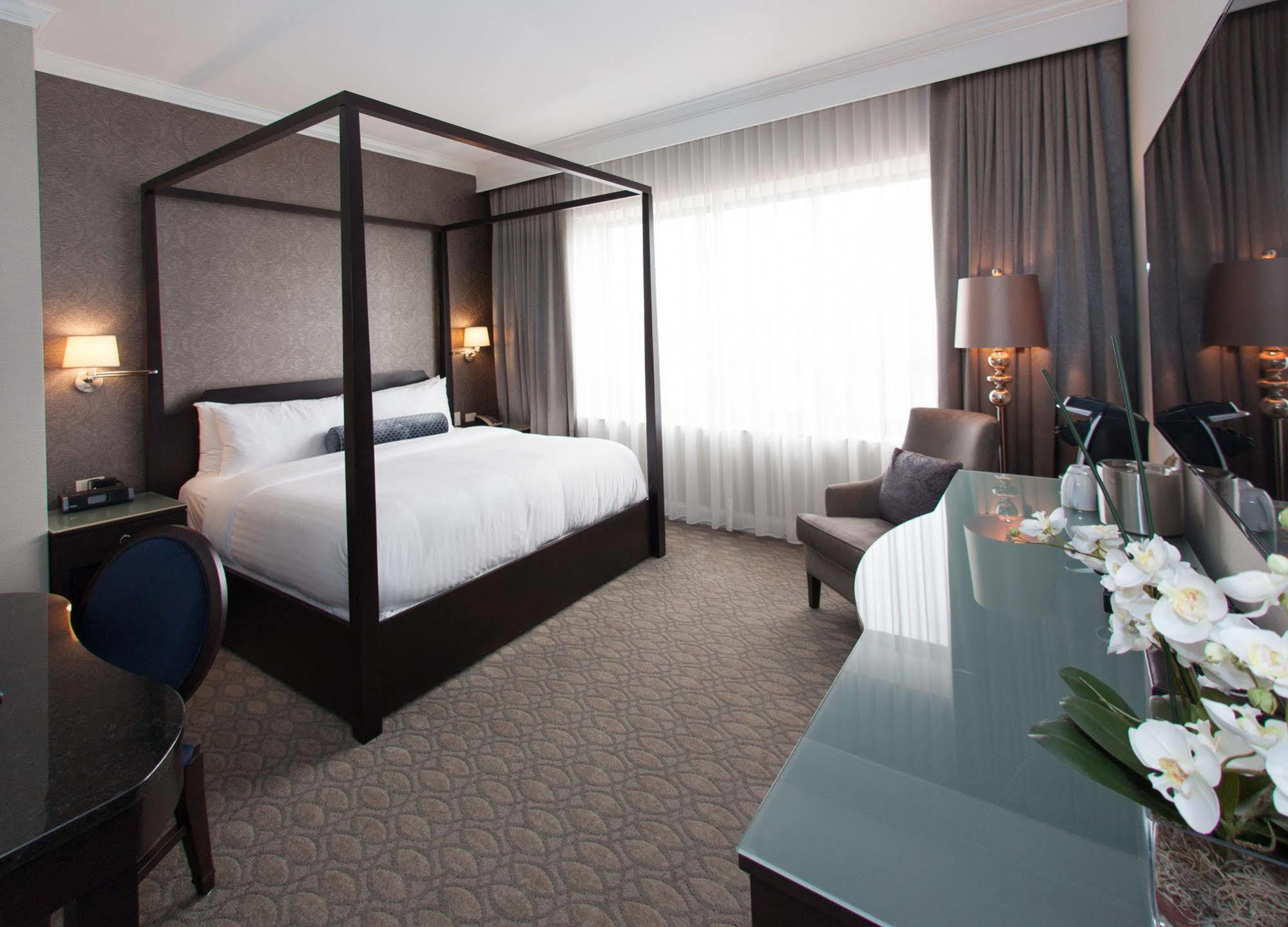 La Banque Hotel Homewood Bagian luar foto
