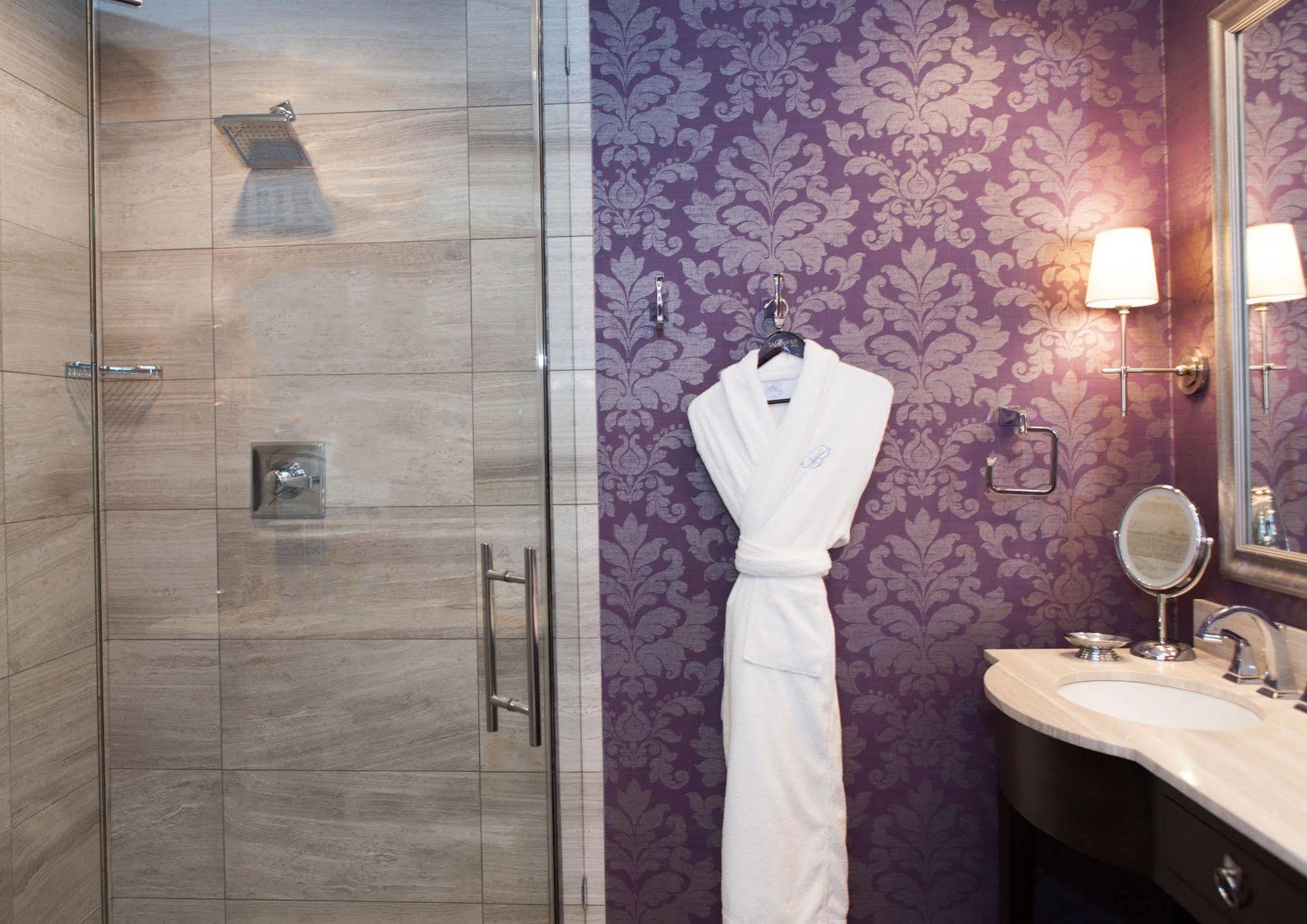 La Banque Hotel Homewood Bagian luar foto