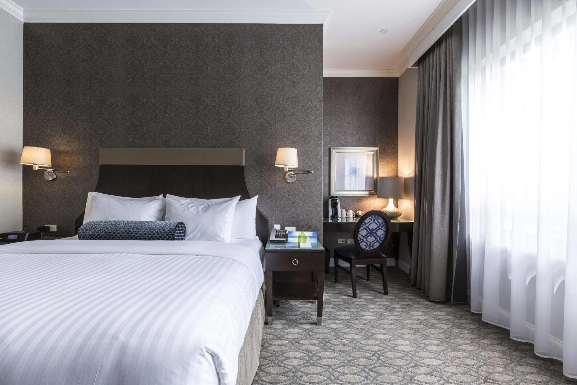La Banque Hotel Homewood Bagian luar foto