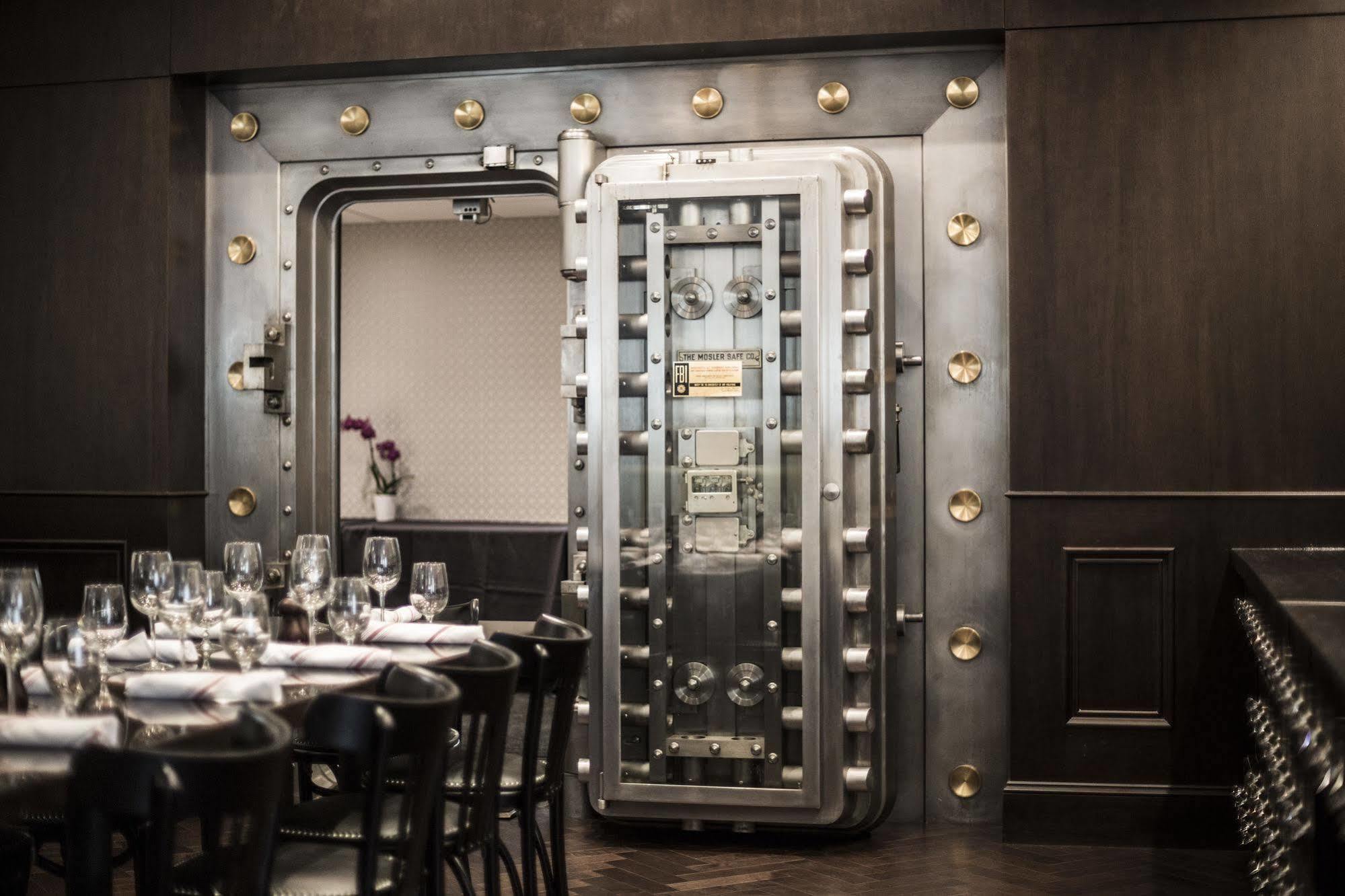 La Banque Hotel Homewood Bagian luar foto